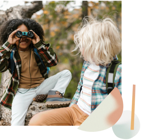 Des enfants qui observent au travers de jumelles